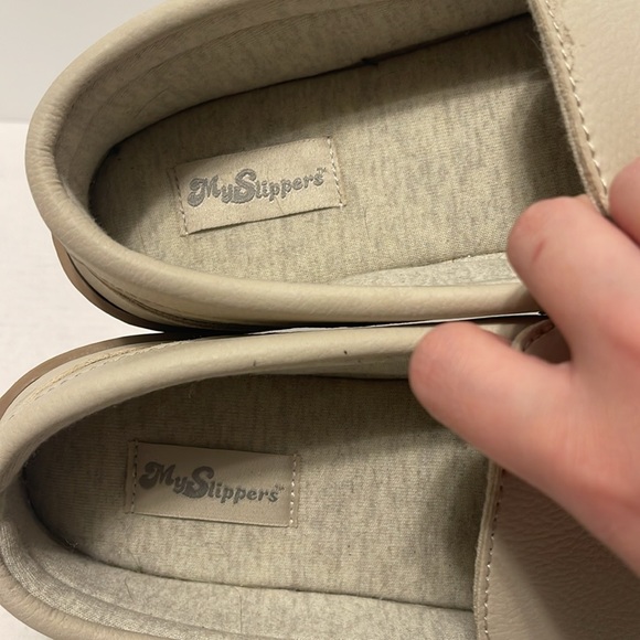My Pillow My Slipper Moccasins Leather Women’s Size 9 Beige Slip On House Shoes - Picture 8 of 9